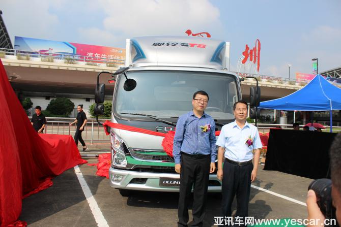 9、福田商用車集團副總裁 輕型商用車業(yè)務(wù)總監(jiān)趙建民先生和福田康明斯動力股份有限公司產(chǎn)品工程總監(jiān)鎖國濤先生為福田奧鈴CTS超級輕卡新品揭幕并合影.JPG