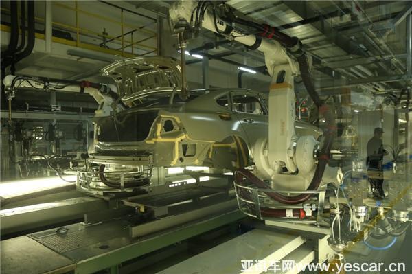 沃爾沃汽車獨(dú)有的全自動SSD健康可噴涂阻尼材料替代傳統(tǒng)瀝青貼片 確保車內(nèi)空氣清新.JPG
