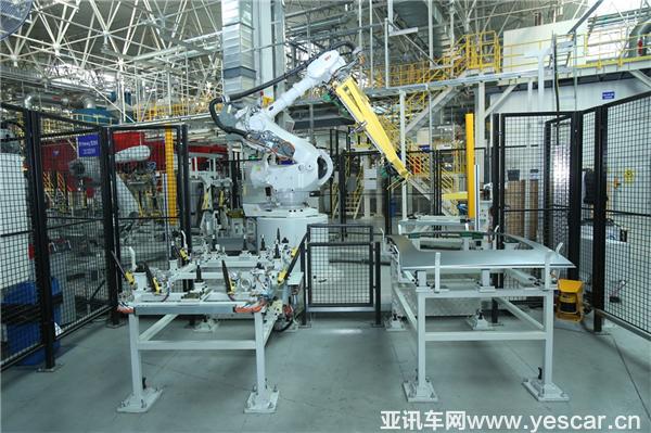 焊裝車間 全部機(jī)器人采用頂級品牌ABB最新型號.JPG
