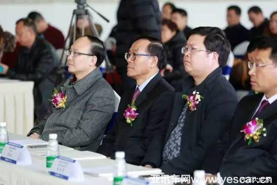 出席本次活動的領(lǐng)導(dǎo)及單位：成都市溫江區(qū)人民政府，成都海峽兩岸科技產(chǎn)業(yè)開發(fā)園管委會，溫江交通運(yùn)輸局，成都溫江公共交通有限公司等相關(guān)領(lǐng)導(dǎo)，四川現(xiàn)代總經(jīng)理金時平、常務(wù)副總經(jīng)理李永明、副總經(jīng)理兼銷售本部長金東燮等領(lǐng)導(dǎo)共同參與了交車儀式。