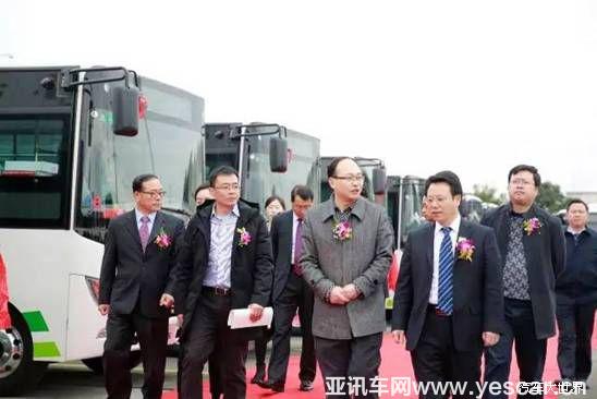 出席本次活動的領(lǐng)導(dǎo)及單位：成都市溫江區(qū)人民政府，成都海峽兩岸科技產(chǎn)業(yè)開發(fā)園管委會，溫江交通運(yùn)輸局，成都溫江公共交通有限公司等相關(guān)領(lǐng)導(dǎo)，四川現(xiàn)代總經(jīng)理金時平、常務(wù)副總經(jīng)理李永明、副總經(jīng)理兼銷售本部長金東燮等領(lǐng)導(dǎo)共同參與了交車儀式。