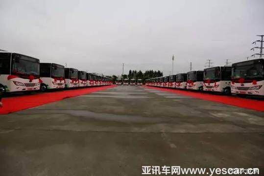 出席本次活動的領(lǐng)導(dǎo)及單位：成都市溫江區(qū)人民政府，成都海峽兩岸科技產(chǎn)業(yè)開發(fā)園管委會，溫江交通運(yùn)輸局，成都溫江公共交通有限公司等相關(guān)領(lǐng)導(dǎo)，四川現(xiàn)代總經(jīng)理金時平、常務(wù)副總經(jīng)理李永明、副總經(jīng)理兼銷售本部長金東燮等領(lǐng)導(dǎo)共同參與了交車儀式。