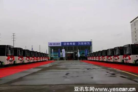 出席本次活動的領(lǐng)導(dǎo)及單位：成都市溫江區(qū)人民政府，成都海峽兩岸科技產(chǎn)業(yè)開發(fā)園管委會，溫江交通運(yùn)輸局，成都溫江公共交通有限公司等相關(guān)領(lǐng)導(dǎo)，四川現(xiàn)代總經(jīng)理金時平、常務(wù)副總經(jīng)理李永明、副總經(jīng)理兼銷售本部長金東燮等領(lǐng)導(dǎo)共同參與了交車儀式。