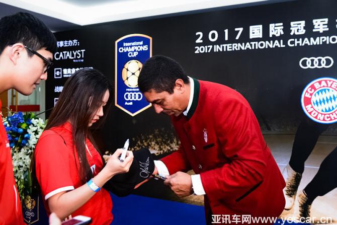拜仁傳奇球星吉奧瓦尼·埃爾伯先生為熱情的中國(guó)球迷簽名.JPG