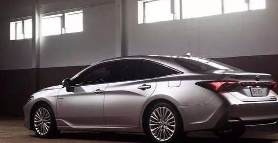 首臺19款豐田亞洲龍現(xiàn)身工廠！網(wǎng)友：簡直就是豐田版的雷克薩斯ES