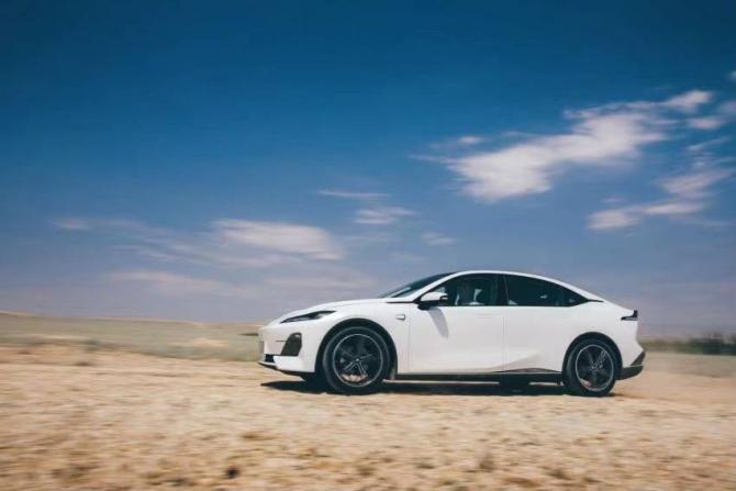 “感受深藍(lán) 愛上電動(dòng)”長安深藍(lán)SL03上市發(fā)布會