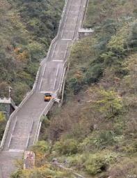 官方致歉檢討 奇瑞風(fēng)云X3L天門(mén)山景區(qū)挑戰(zhàn)測(cè)試發(fā)生意外