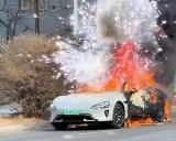 小米著火 官方：車內(nèi)遺留火源引燃 煙花為氣囊引爆