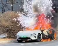 小米著火 官方：車內(nèi)遺留火源引燃 煙花為氣囊引爆